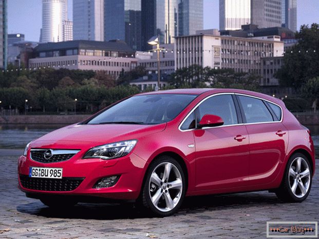 Comodidad y practicidad - características del coche Opel Astra.