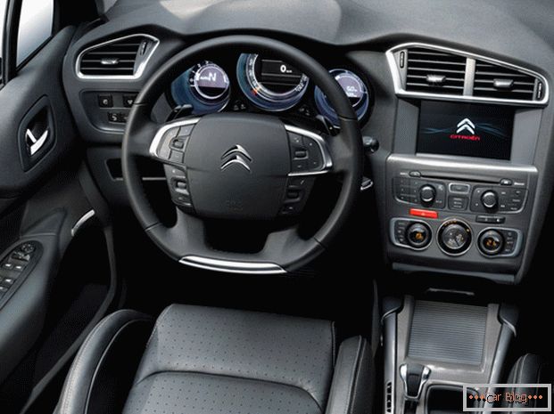 El interior del automóvil Citroën C4 se caracteriza por la presencia de un tablero de instrumentos de cristal líquido.