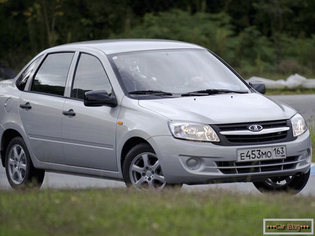 Los fabricantes de automóviles Lada Granta intentan tener en cuenta las necesidades de los conductores rusos.