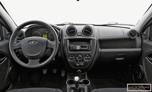 El acabado interior del automóvil de Lada Granta se realiza de acuerdo con los cánones de la industria automotriz nacional
