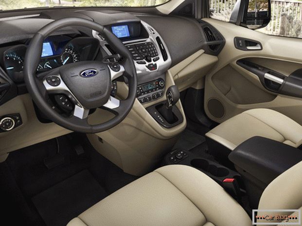 En la cabina del Ford Connect, todo está en alemán con alta calidad y al alcance de la mano.