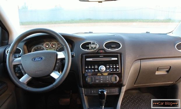 En la cabina del coche Ford Focus.