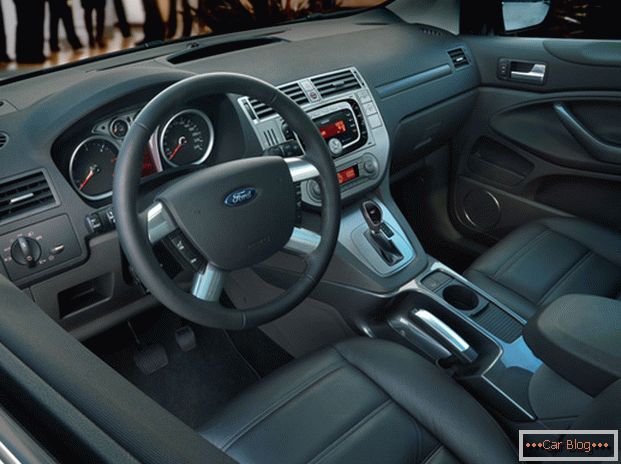 Interior del coche Ford Kuga наоборот более презентабелен в отличии от внешности автомобиля
