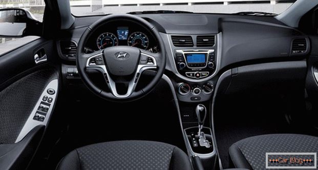 Dentro de Hyundai Accent гораздо больше современных элементов
