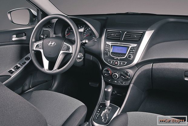 Dentro del coche Hyundai Solaris, encontrará elementos de un interior moderno.