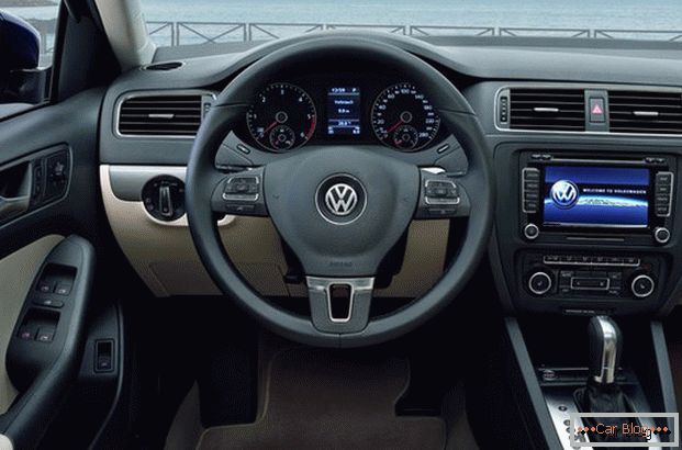 Salon Volkswagen Jetta lo deleitará con acabados de calidad y controles cómodos.