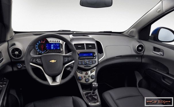 Interior del auto Chevrolet Aveo - modesto y de buen gusto