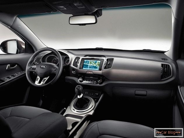 El interior del automóvil Kia Sporteydzh destaca el alto estatus del propietario