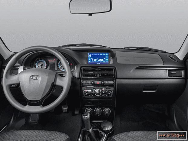 Al cuidar de la seguridad de los consumidores, los fabricantes proporcionaron por primera vez a Lada Priora un airbag