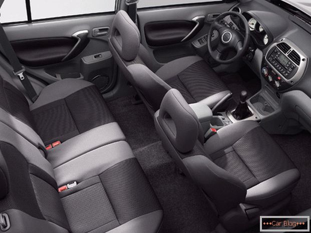 Dentro del auto Toyota Rav4 esperas asientos cómodos y partes redondeadas