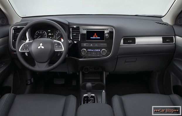 Dentro del auto Mitsubishi Outlander casi nada de lo que quejarse