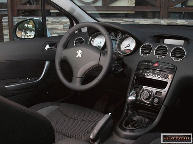 En la cabina Peugeot 408. вы найдёте всё, что необходимо для комфортной поездки