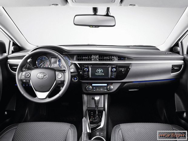 El interior del auto Toyota Corolla compensa las deficiencias de la vista de la primavera debido a la comodidad al volante