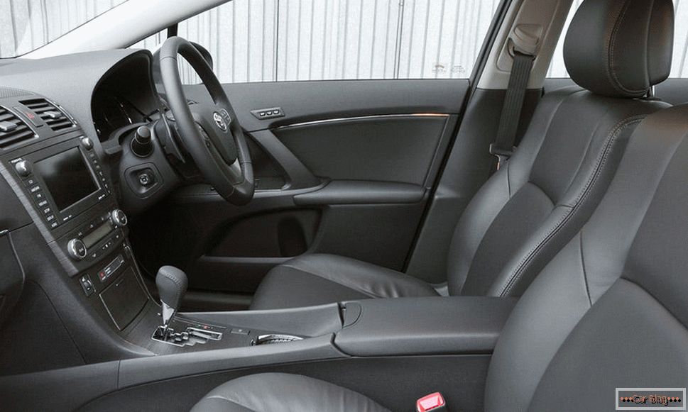 Dentro del auto Toyota Avensis.