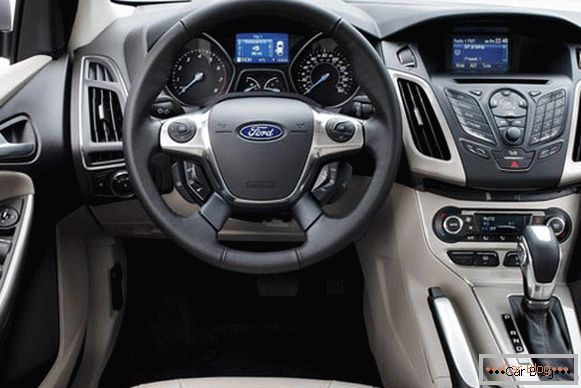 El interior del coche Ford Focus puede compararse con la cabina del avión.