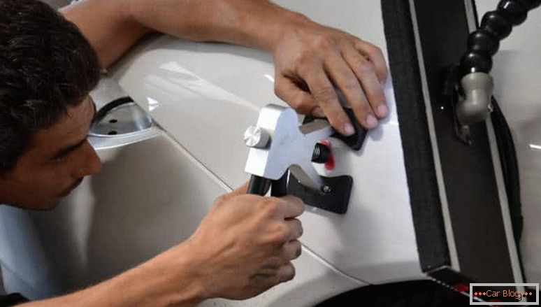 Cómo hacer la eliminación de abolladuras en el coche sin pintar sus propias manos.
