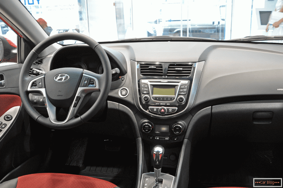 Interior del coche Hyundai Solaris
