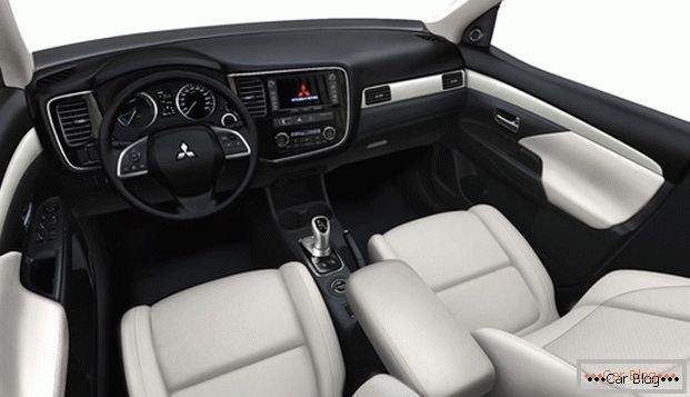 Dentro del coche Mitsubishi Outlander