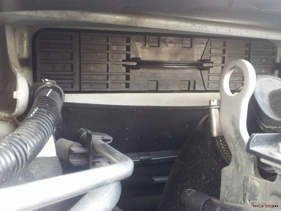 Reemplazo del filtro de la cabina en el Peugeot 408